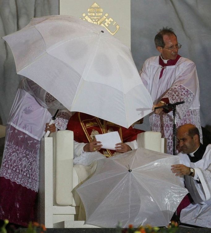 Večerní vigilii, která závěrečné mši předcházela, poznamenala průtrž mračen. Papežovi pobočníci se ho snaží před přívaly deště chránit