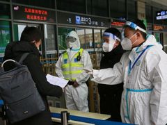 Kontrola povolení pro odcestování z města Si-an, které je kvůli koronaviru v lockdownu.