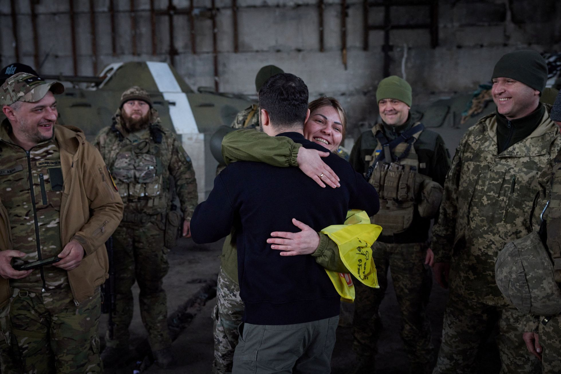 Ukrajinský prezident Volodymyr Zelenskyj ve středu nečekaně navštívil vojáky na frontové linii u Bachmutu.