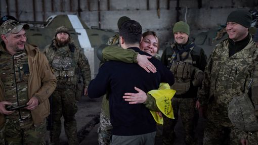 Ukrajinský prezident Volodymyr Zelenskyj ve středu nečekaně navštívil vojáky na frontové linii u Bachmutu.