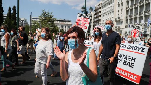 V Aténách proti opatření demonstrovaly stovky zdravotníků a zaměstnanců nemocnic, které doprovázely houkající sanitky.