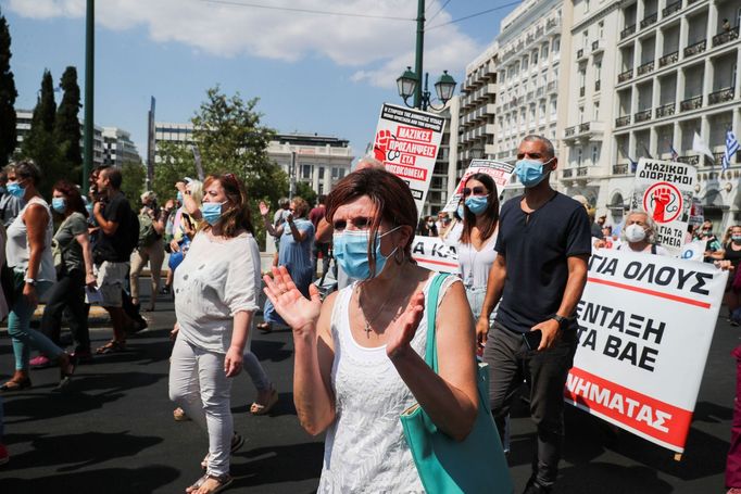 V Aténách proti opatření demonstrovaly stovky zdravotníků a zaměstnanců nemocnic, které doprovázely houkající sanitky.