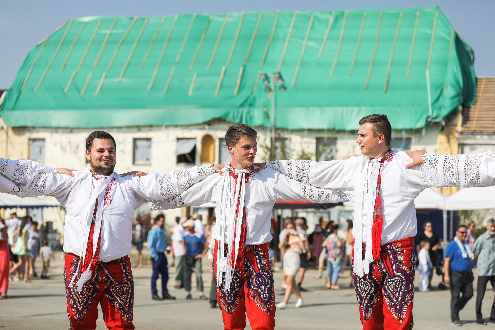 Kroje - Obce zasažené tornádem, měsíc poté, hody - pouť, kroje, tradice, folklór - Mikulčice, Moravská Nová Ves, Hrušky, Hodonínsko, tornádo