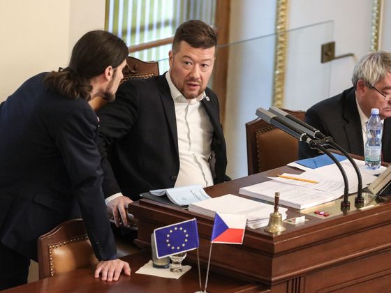 Vy byste asi chtěl, aby tady místo mě seděl Tomio Okamura, říká Jan Hamáček.