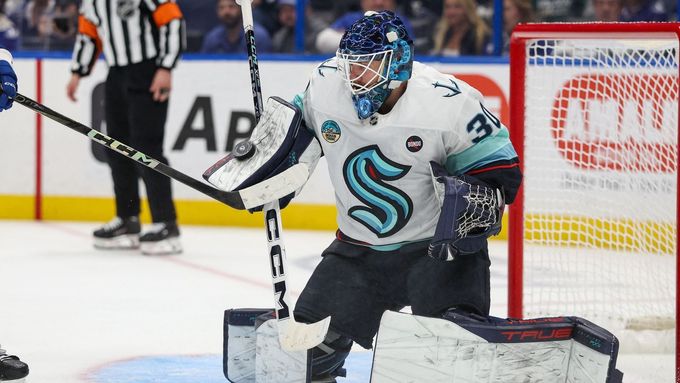 Sestřih zákroků Aleše Stezky v utkání na ledě Tampy (23. února 2025)