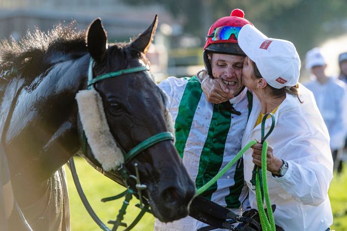 Josef Bartoš a Josef Váňa starší slaví vítězství na Velké pardubické 2019