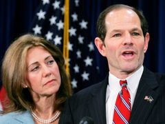 Spitzer svou nevěru politicky neustál...