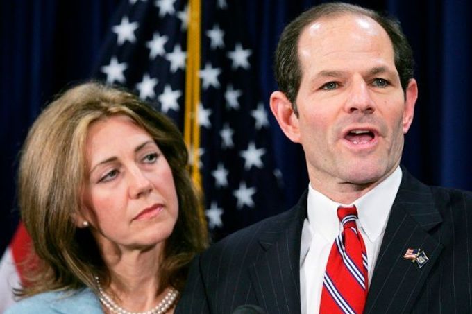 Eliot Spitzer se po boku své ženy omlouvá na tiskové konferenci.