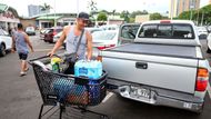 Honolulu, Havaj, USA . Adam Jung nakládá vodu a zásoby do auta po výstraze před tsunami, 29. července 2025.