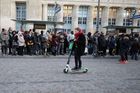 Demonstranti ve Francii okupují rafinerie, odboráři zablokovali autobusy