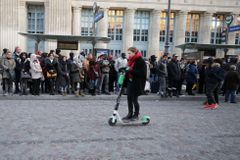 Demonstranti ve Francii okupují rafinerie, odboráři zablokovali autobusy