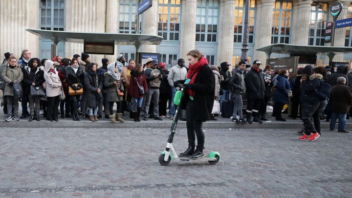 Demonstranti ve Francii okupují rafinerie, odboráři zablokovali autobusy