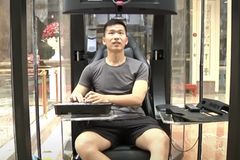 "Odkladiště pro manžele." Nákupní centrum postavilo boxy pro muže, kde hrají videohry