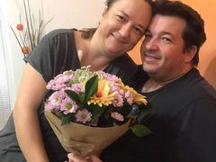 Šťastní manželé Beňovi poté, co lékaři propustili vyléčenou Nikol Beňovou z nemocnice domů.