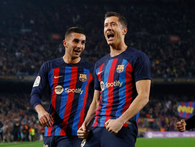 Soccer Football - LaLiga - FC Barcelona v Cadiz - Camp Nou, Barcelona, Spain - February 19, 2023 FC Barcelona's Robert Lewandowski celebrates scoring their second goal wi