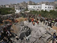 Exploze ve městě Gaza totálně zničila dům. Podle izraelské armády byl objekt bombardován proto, že jej Hizballáh užíval k výrobě zbraní, včetně raket.