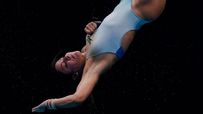 Brazilka Ingrid Oliveirová při finále ve skocích z desetimetrové věže
