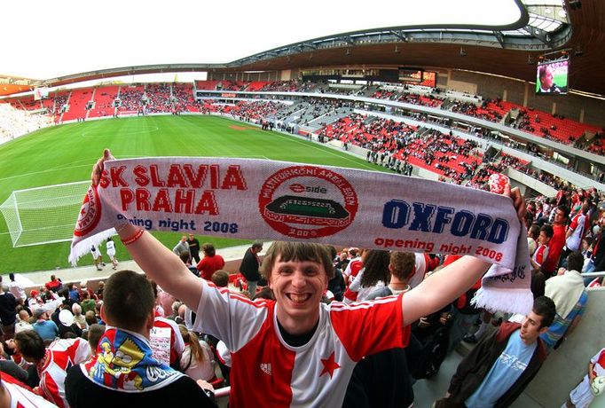 Středa 7. května 2008 večer. Ochozy nového stadionu v Edenu se poprvé plní diváky. V repríze utkání z roku 1899 nastoupí tým Slavie proti univerzitnímu týmu z anglického Oxfordu.