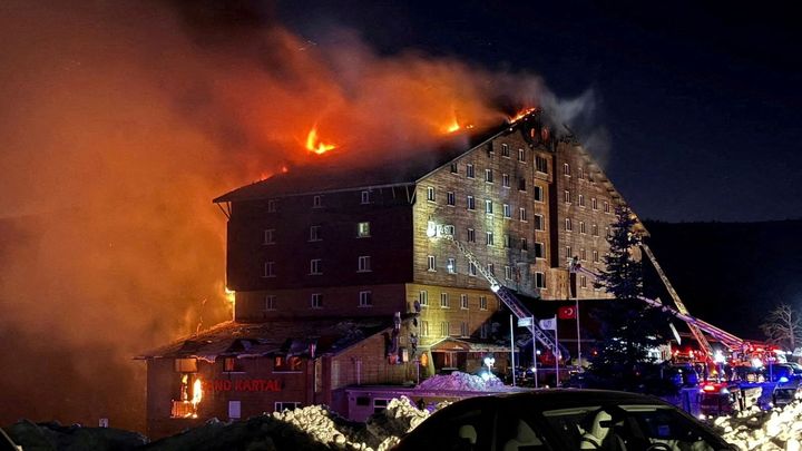 Při požáru v hotelu v Turecku zemřelo 76 lidí, podle svědků nefungoval varovný systém