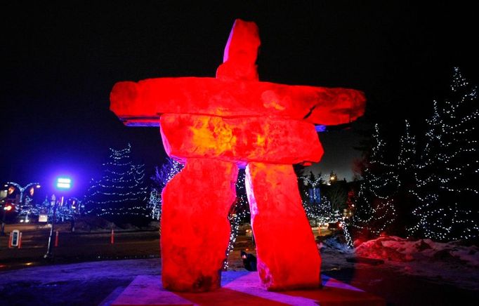 Kamenný ukazatel vznikl vršením velkých kamenů původními obyvateli Kanady, kteří tak vytvořili takzvaný "inukshuk". Ten se stal symbolem naděje a přátelství a posléze i inspirací pro logo zimní olympiády ve Vancouveru.