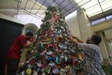 Vánoční stromek, který stojí v jednom z kostelů v Indonésii, zdobí užitečné dekorace - roušky a dezinfekce. Vláda vyzvala obyvatele, aby letos vánoční svátky a příchod nového roku neslavili na veřejnosti.
