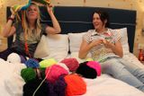 Pletení je užitečná kratochvíle a přináší i spoustu zábavy, jak vidíme na příkladu Evy Puskarčíkové a Veroniky Vítkové.