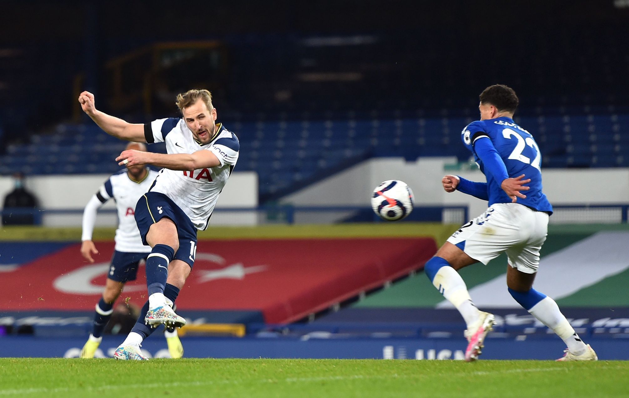 Harry Kane z Tottenham dává gól v zápase s Evertonem