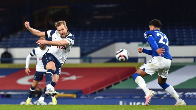 Harry Kane z Tottenham dává gól v zápase s Evertonem