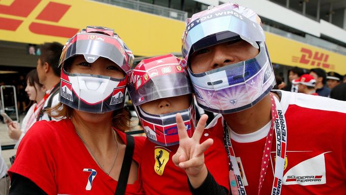 Japonští fanoušci Ferrari věří, že v Suzuce letos uspěje Sebastian Vettel.