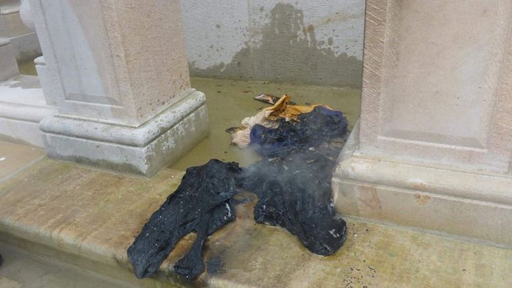 Muž se pokusil zapálit mariánský sloup na Staroměstském náměstí, zadržela ho policie