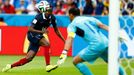 France's Blaise Matuidi (L) tries to score a goal during their 2014 World Cup Group E soccer match against Honduras at the Beira-Rio stadium in Porto Alegre June 15, 2014