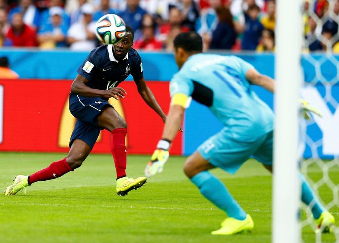 France's Blaise Matuidi (L) tries to score a goal during their 2014 World Cup Group E soccer match against Honduras at the Beira-Rio stadium in Porto Alegre June 15, 2014