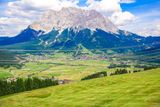 Místní vrcholky nabízejí krásné výhledy na Alpy. Kotlina s pastvinami v Lechtalských Alpách, jíž vévodí šedivá masa nejvyšší německé hory Zugspitze (2962 metrů), patří mezi nejzajímavější krajiny v Tyrolsku.
