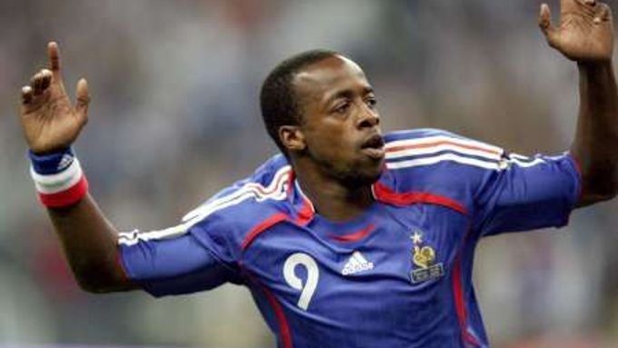 Francouzský fotbalista Sidney Govou, který letos v Lyonu ještě neodehrál ani jedno utkání, se raduje z gólu v síti mistrů světa Italů.