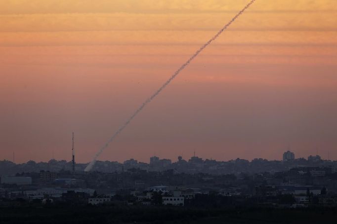 A smoke trail is seen as a rocket is launched from the northern Gaza Strip November 15, 2012. A Hamas rocket killed three Israelis north of the Gaza Strip on Thursday, drawing the first blood from Israel as the Palestinian death toll rose to 13 and a military showdown lurched closer to all-out war with an invasion of the enclave. REUTERS/ Darren Whiteside (ISRAEL - Tags: POLITICS CIVIL UNREST) Published: Lis. 15, 2012, 4:54 odp.