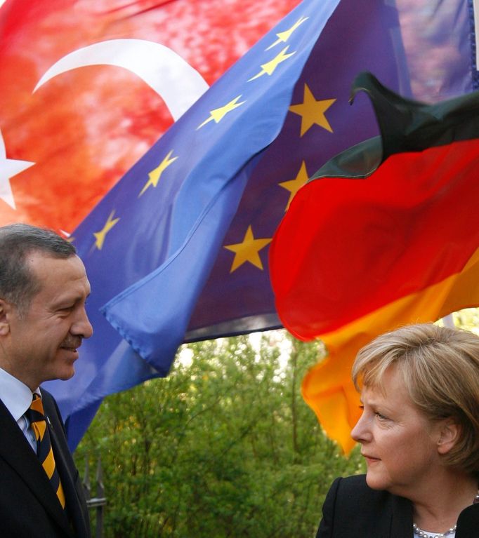 German Chancellor Angela Merkel welcomes Turkish Prime Minister Tayyip Erdogan (L) before a meeting at the guesthouse of Lower Saxony's government in Hanover April 15, 2007. Merkel and Erdogan will open the "Hannover Messe" industrial trade fair on Sunday and Turkey is this year's partner country. The world's leading fair for industrial technology with about 6,400 exhibitors from 62 nations opens to the public on Monday and runs till April 20 showing their latest products and technical innovations. REUTERS/Christian Charisius (GERMANY)