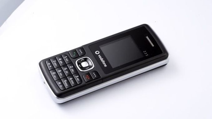 Levný mobil Vodafone 225 prodávaný v Tescu