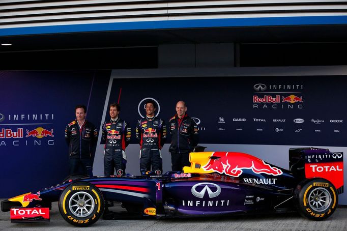 Sebastian Vettel a Daniel Ricciardo představují nový Red Bull RB10 (Horner a Newey)