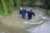 Dva chlapci jdou po zatopeném chodníku ve Market Weightonu u města Hull.