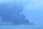 U čínských břehů stále hoří havarovaný tanker. Záchranáři se snaží zabránit výbuchu