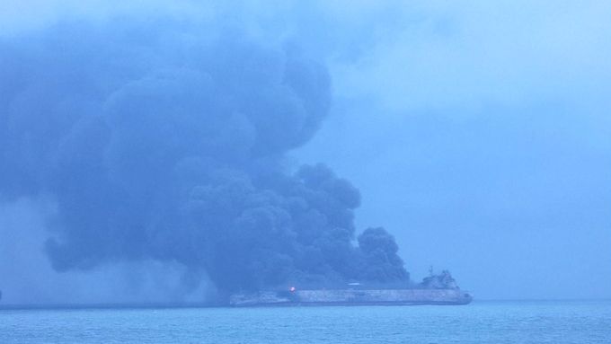 Ve Východočínském moři se srazila čínská nákladní loď a tanker. Ten po střetu začal hořet
