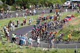 Peloton závodníků během 16. etapy Tour poznamenané stávkou, dopingovým skandálem a bombovým útokem.