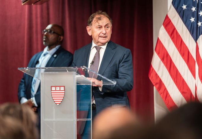 Na Harvardu v úvodu vystoupil také Michael Žantovský, někdejší mluvčí a poradce prezidenta Václava Havla.