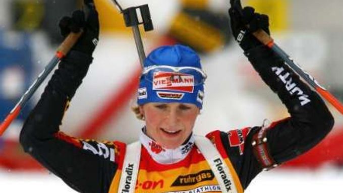 Německá biatlonistka Martina Glagowová oslavuje své vítězství v závodě na 12,5 km v italském středisku Anterselva. I další dvě pozice obsadily Němky.