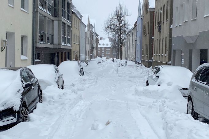 Zasněžená ulice v německém Münsteru (8.2.2021)