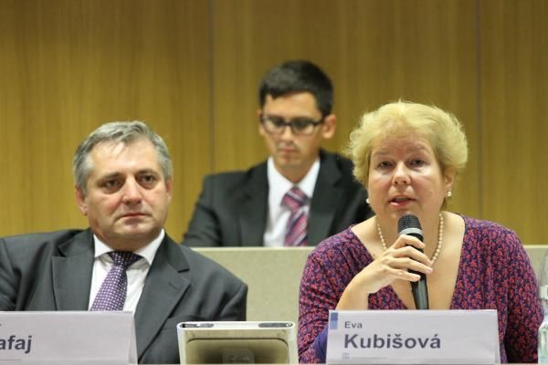 Eva Kubišová společně s někdejším šéfem ÚOHS Petrem Rafajem. Z korupce policie podezřívá oba.