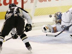 Petr Sýkora dává gól z Pittsburgh Penguins střílí gól edmontonskému brankáři Garonovi.
