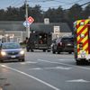 Pátrání po útočníkovi pokračuje i po rozednění. Policie po útocích vyzvala místní obyvatele, aby se zamkli ve svých domovech a nevycházeli ven.