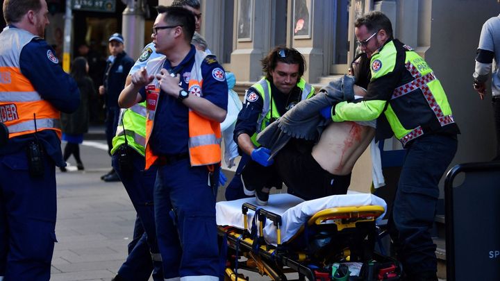 Útočník v Sydney pobíhal s nožem, jednu ženu pobodal. Zadrželi ho kolemjdoucí