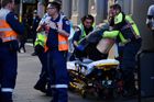 Útočník v Sydney pobíhal s nožem, jednu ženu pobodal. Zadrželi ho kolemjdoucí